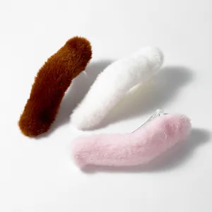 Drie pluchen haarspelden in bruin wit en roze voor herfst- en winterstijlen modeaccessoire
