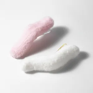 Detail van pluche haarklemmen in roze en wit voor herfst- en winterkapsels