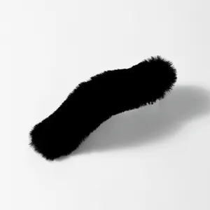 Detailopname van een grote golvende haarclip van zacht zwart imitatiebont voor de winter