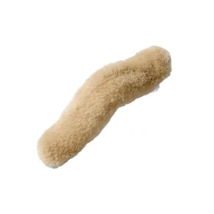 Grote pluche haarklem in kaki met zacht imitatiebont en een stevige metalen snavelclip