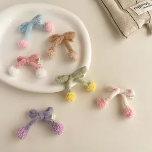 Barrettes à cheveux avec nœuds tricotés et pompons en peluche de couleurs variées