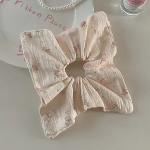 Chouchou en dentelle florale avec motifs de roses pour queue de cheval basse élégante