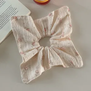 Chouchou en dentelle avec broderie florale rose et tissu beige pour coiffures élégantes