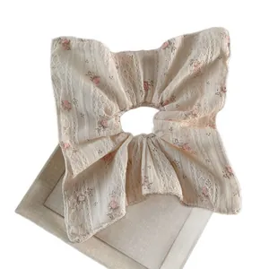 Chouchou en dentelle crème avec broderies florales de style vintage pour queue de cheval basse