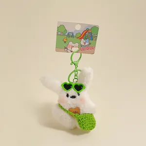 Porte-clés lapin en peluche blanche avec lunettes de soleil vertes et mini sac tricoté