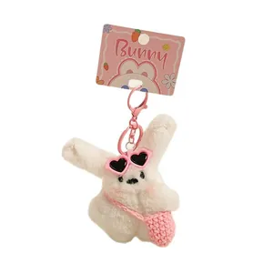 Porte-clés lapin en peluche blanc avec lunettes cœur roses et petit sac tissé