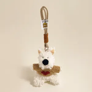 Detail van een witte pluche hond sleutelhanger in hartjestrui met stevig ophangkoord