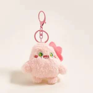 Detail van roze pluizige monster pluche sleutelhanger met metalen clip en ogen