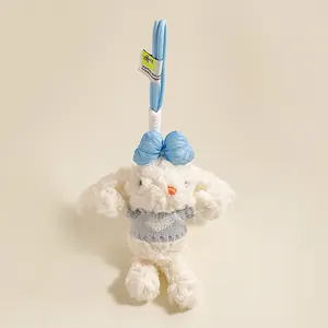 Detail van een witte pluche konijn sleutelhanger met blauwe trui en strik decor
