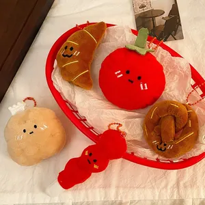 Vue détaillée de porte-clés en peluche cuisine assortis dans un petit panier rouge