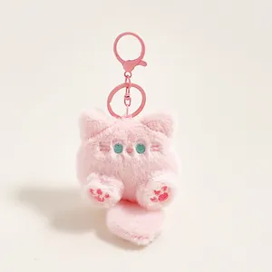 Macro detail van een roze pluche katten sleutelhanger met metalen karabijnhaak