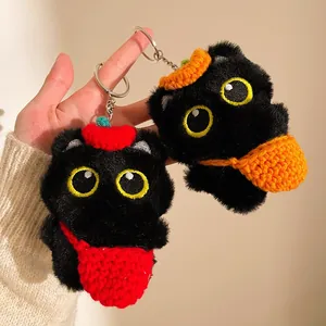 Porte-clés chat en peluche noir avec chapeaux en tricot rouge et orange et clips en métal