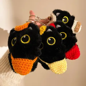Porte-clés chat noir en peluche avec bonnets et bavoirs au crochet colorés