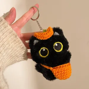 Porte-clés chat noir en peluche avec chapeau citrouille et petit sac tricoté