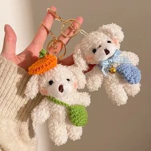 Porte-clés chien en peluche blanche avec chapeaux et sacs tricotés pour sacs à dos