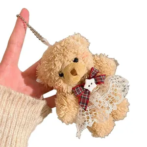 Porte-clés ours en peluche kaki avec robe en dentelle blanche et nœud à carreaux rouge