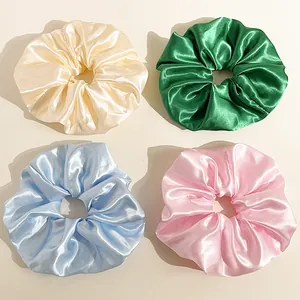 Set di elastici per capelli oversize in raso crema, verde, blu e rosa effetto seta
