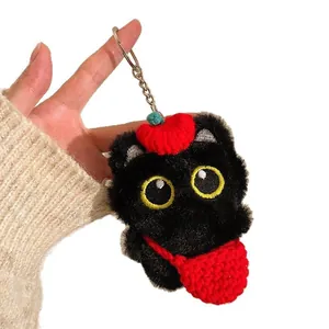 Porte-clés chat en peluche noir mignon avec bonnet rouge tricoté et petit sac