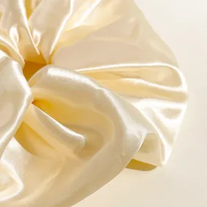 Dettaglio dell'elastico in raso champagne che mostra la texture setosa del tessuto