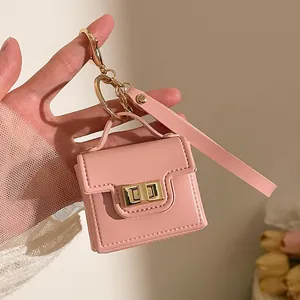 Mini portamonete rosa in pelle con chiusura a scatto dorata e portachiavi