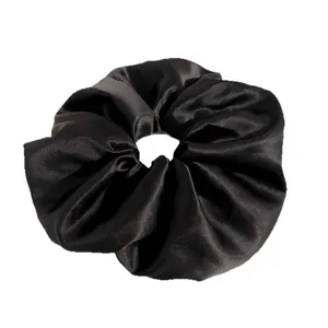 Classico elastico per capelli grande in raso nero con finitura setosa e pieghe