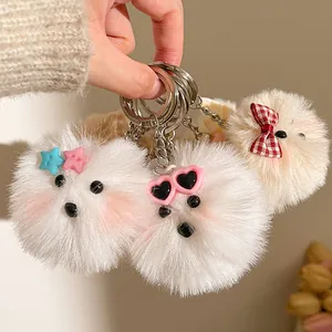 Detailopname van drie schattige pluche puppy-sleutelhangers met sterren en hartjes