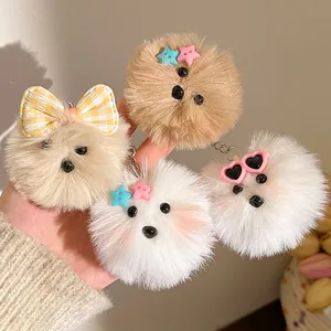 Set van vier schattige pluche honden sleutelhangers met kleurrijke strikken en accessoires