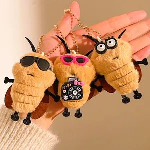 Set di tre simpatici portachiavi in peluche a forma di scarafaggio con accessori