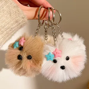 Detailopname van schattige pluche puppy-sleutelhangers met sterrenknopen en metalen ringen