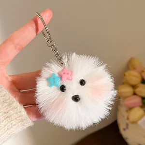 Close-up van witte pluche hamster sleutelhanger met sterren en zilveren metalen ring