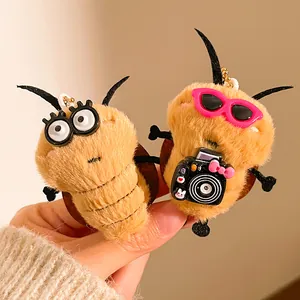 Simpatico portachiavi in peluche a forma di scarafaggio con occhiali e mini fotocamera