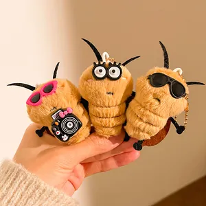 Tre simpatici portachiavi in peluche a forma di scarafaggio con occhiali e fotocamera