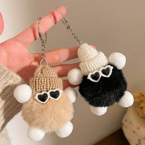 Gros plan de porte-clés en peluche avec bonnets tricotés et lunettes de soleil coeur