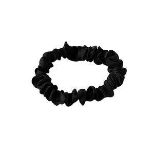 Klassieke zwarte satijnen scrunchie met glanzende afwerking en elastische band
