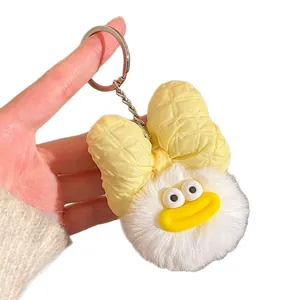 Porte-clés peluche amusant avec boule de poil blanche et nœud jaune pour sac à main