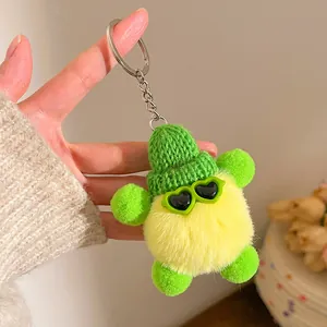 Porte-clés en peluche jaune avec bonnet vert et lunettes de soleil en cœur