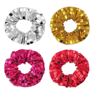 Lot de quatre chouchous disco à paillettes en teintes métalliques argent or et rouge