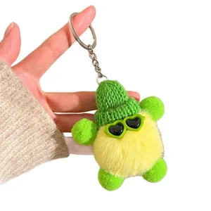 Porte-clés boule de peluche mignonne avec bonnet vert et lunettes en forme de cœur