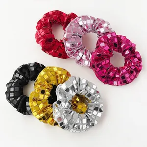 Lot de six chouchous à paillettes carrées aux reflets métalliques style disco party
