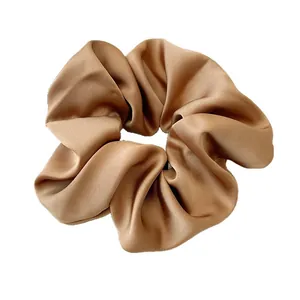 Chouchou élégant en satin champagne avec des plis soyeux pour accessoire de cheveux chic
