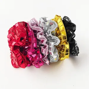 Vue détaillée de cinq chouchous à paillettes miroirs de diverses couleurs métalliques