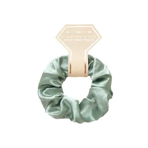 Hellgrüner Satin-Haargummi auf Displaykarte für Hochzeiten und Junggesellenabschiede