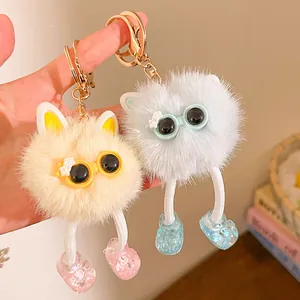 Vue détaillée des porte-clés en peluche à longues pattes et lunettes décoratives