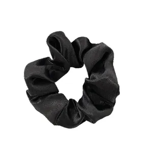 Chouchou élégant en satin noir avec texture plissée pour femmes sur fond blanc pur
