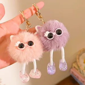 Vue détaillée des porte-clés monstre en peluche rose et violet avec de longues jambes et chaussures