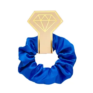 Detailweergave van blauwe satijnen scrunchie op een ruitvormige geschenkkaart