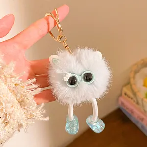 Pendentif en peluche blanche avec lunettes bleues et chaussures pailletées sur porte-clés