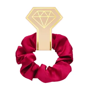 Detail van bordeauxrode satijnen scrunchie gewikkeld om een kaart met diamantpatroon