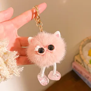 Porte-clés en peluche rose avec oreilles de chat et chaussures à paillettes détail