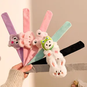Niedliches Cartoon Plüsch Schnapparmband Set mit weichen Bären und Hasen in vielen Farben